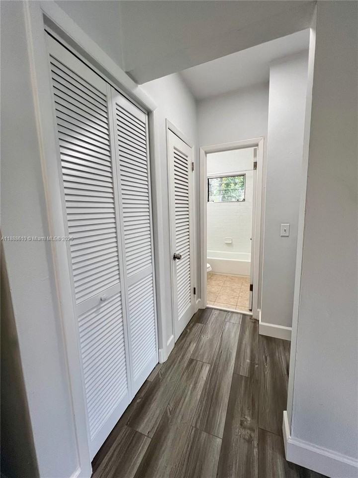 962 Nw 6th St #2 - Photo 7 of 13