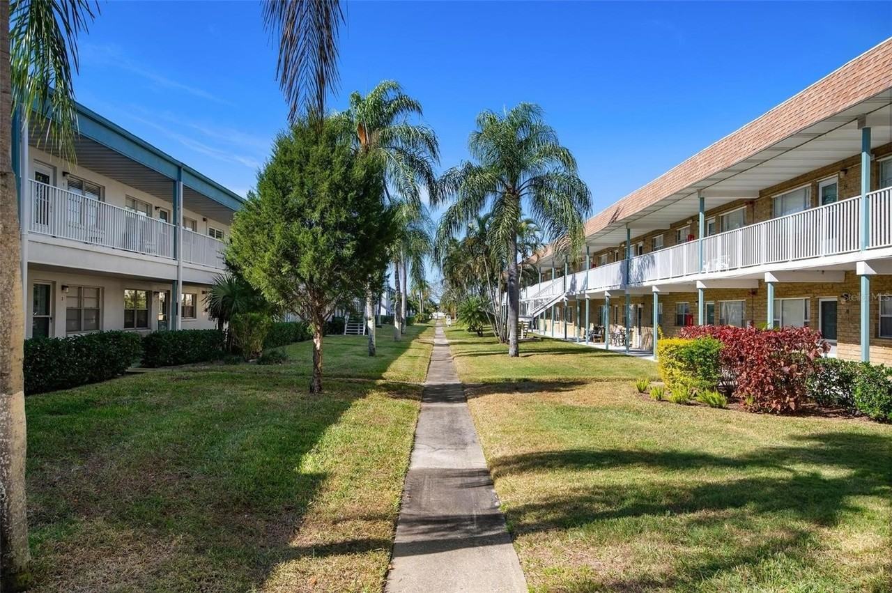 5217 81st St N #14 - Photo 3 of 18