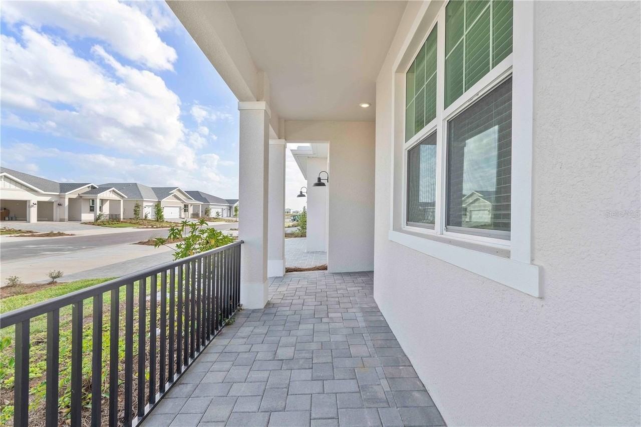 16420 Seven Lakes Avenue - Photo 5 of 47