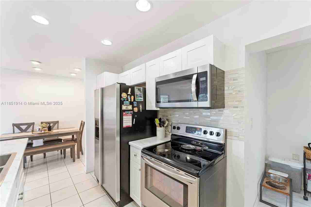 1111 Ne 211th Ter - Photo 2 of 8