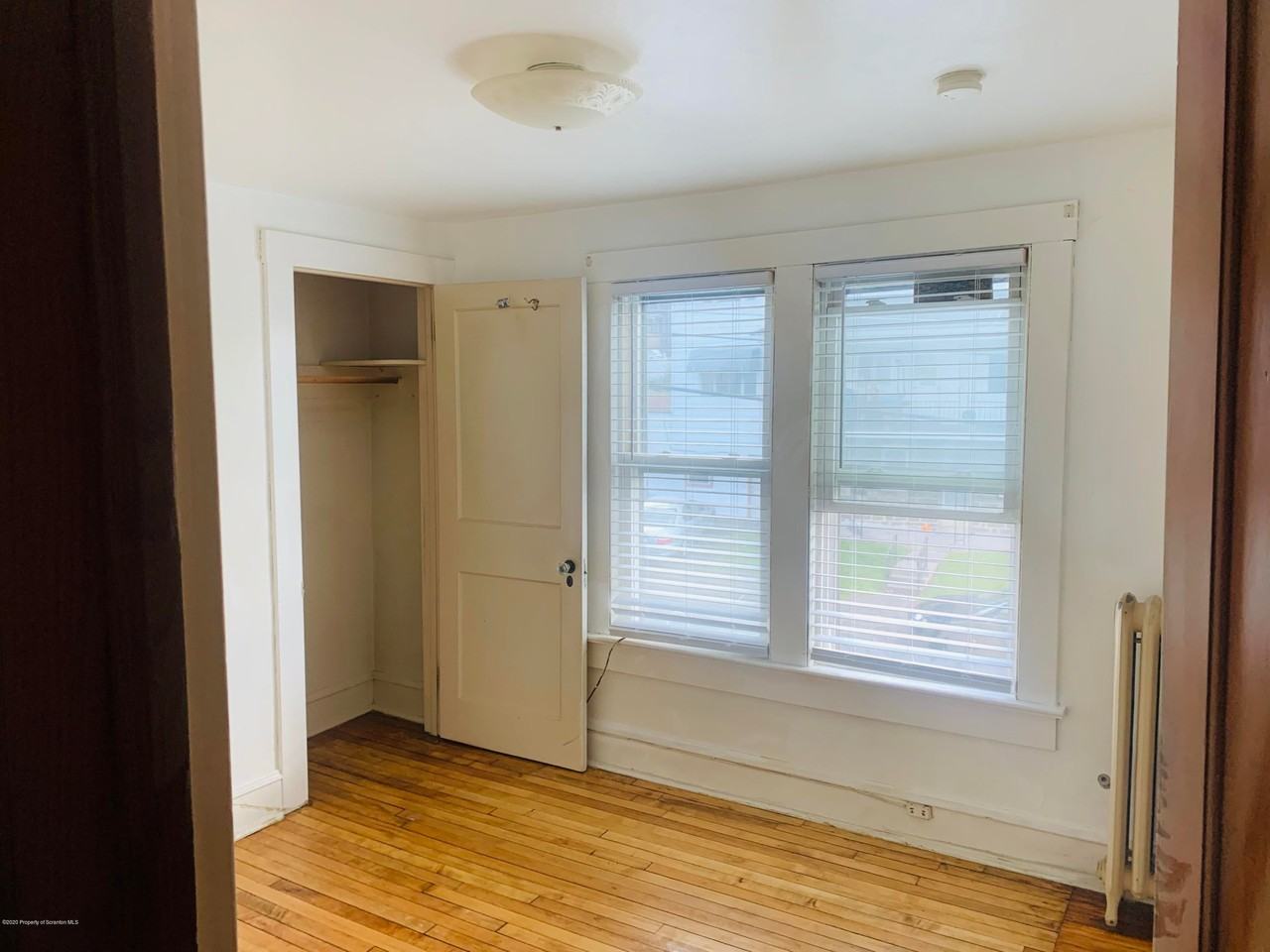 420 Smith St - Photo 4 of 12