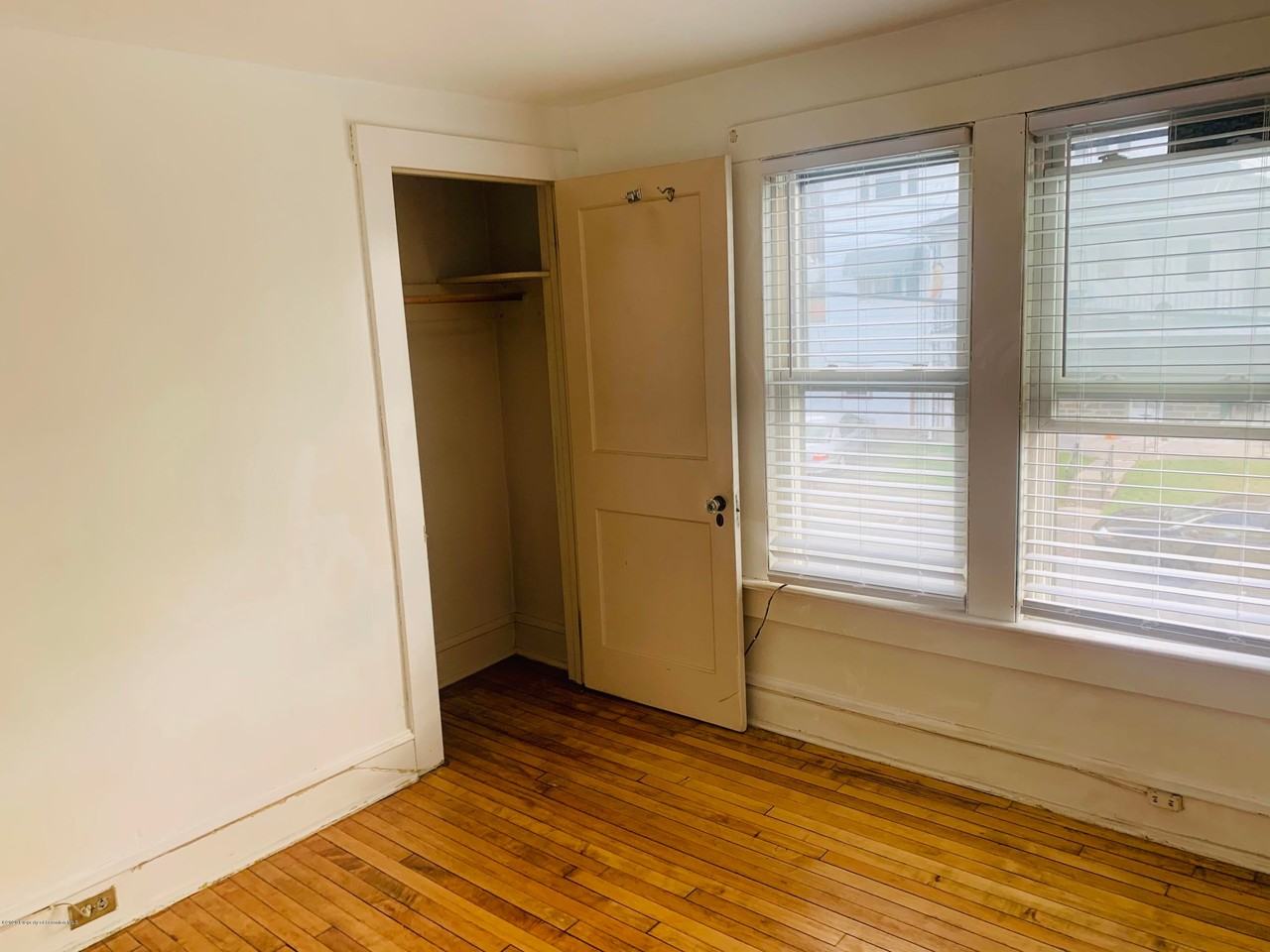 420 Smith St - Photo 6 of 12