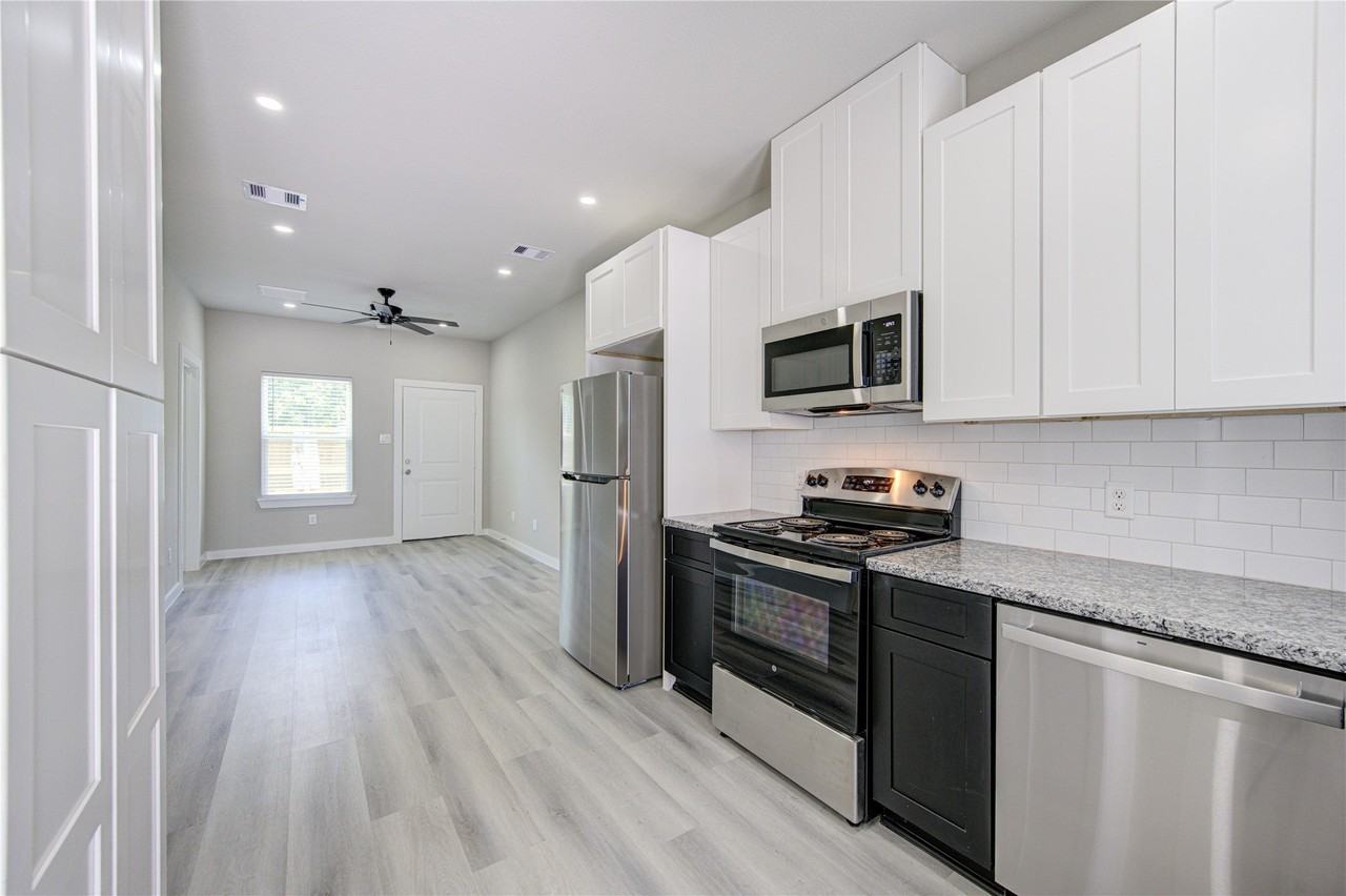 8155 Tate St - Photo 3 of 19