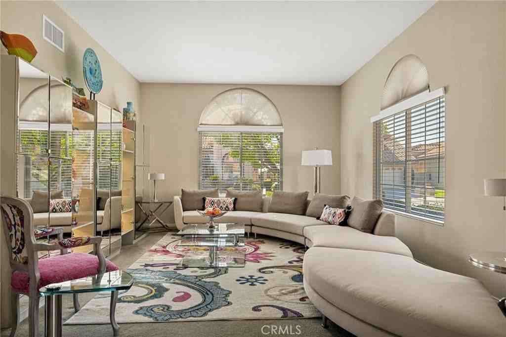 1521 Fairway Oaks Ave - Photo 4 of 50