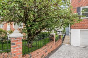 featured image of 2 Bryn Mawr Pl