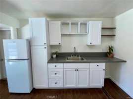 featured image of 832 E 7th St