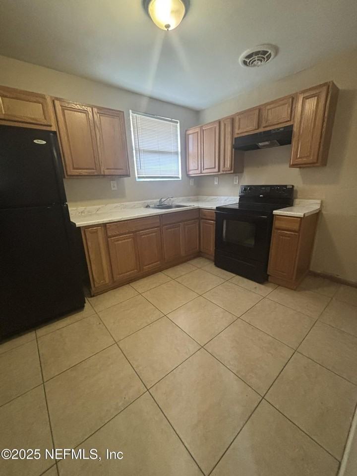 2128 Lambert St - Photo 2 of 8