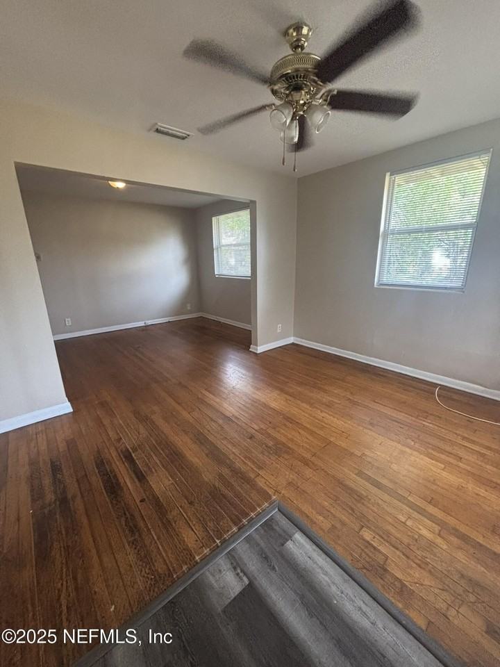 2128 Lambert St - Photo 3 of 8