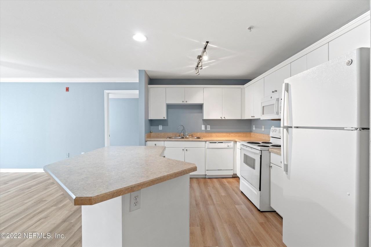 3591 Kernan Blvd S Apt 621 #621 - Photo 5 of 24