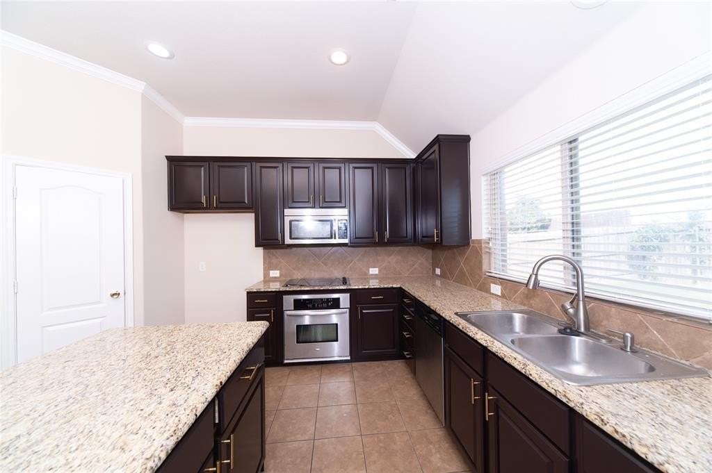 403 Bellflower Ct - Photo 6 of 22