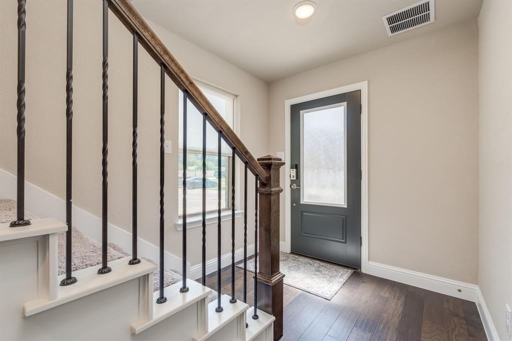 801 Cassandra Ct - Photo 4 of 36