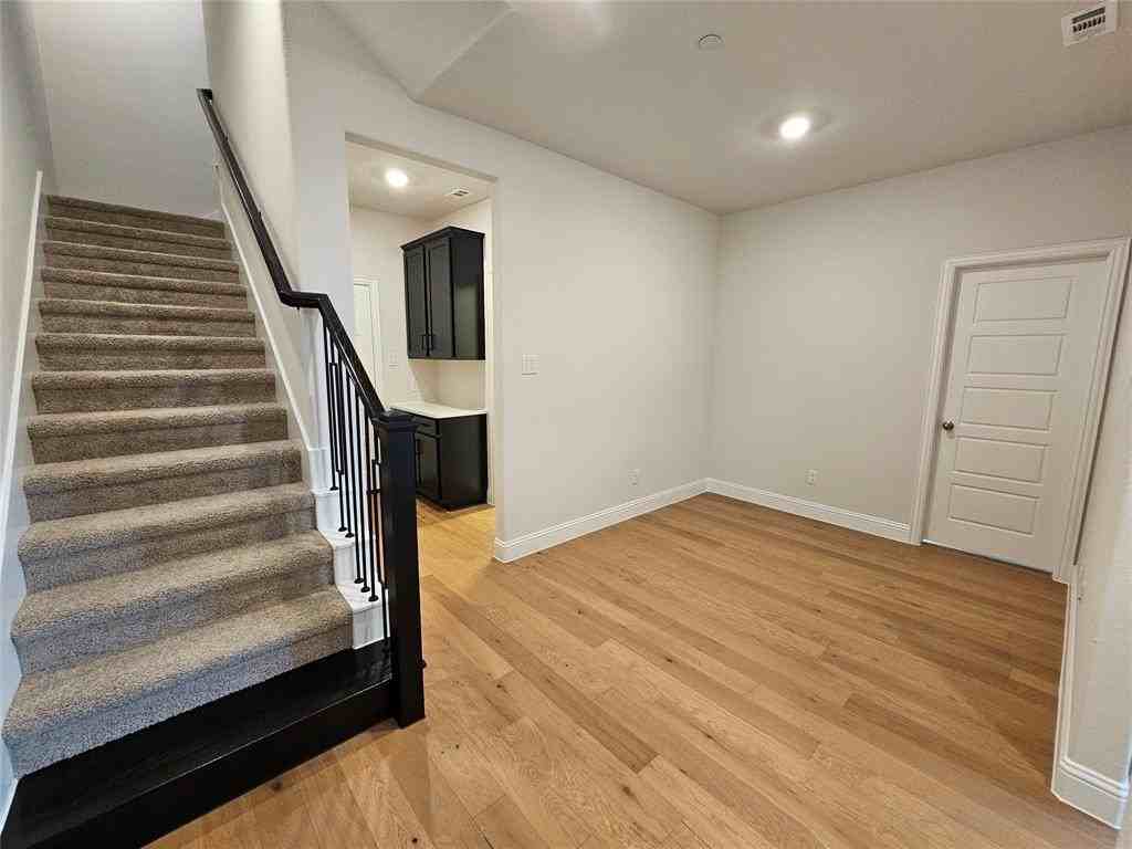 360 Greenhouse Dr - Photo 5 of 40