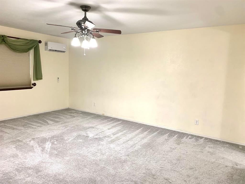 1209 Crestwood Ct - Photo 4 of 25