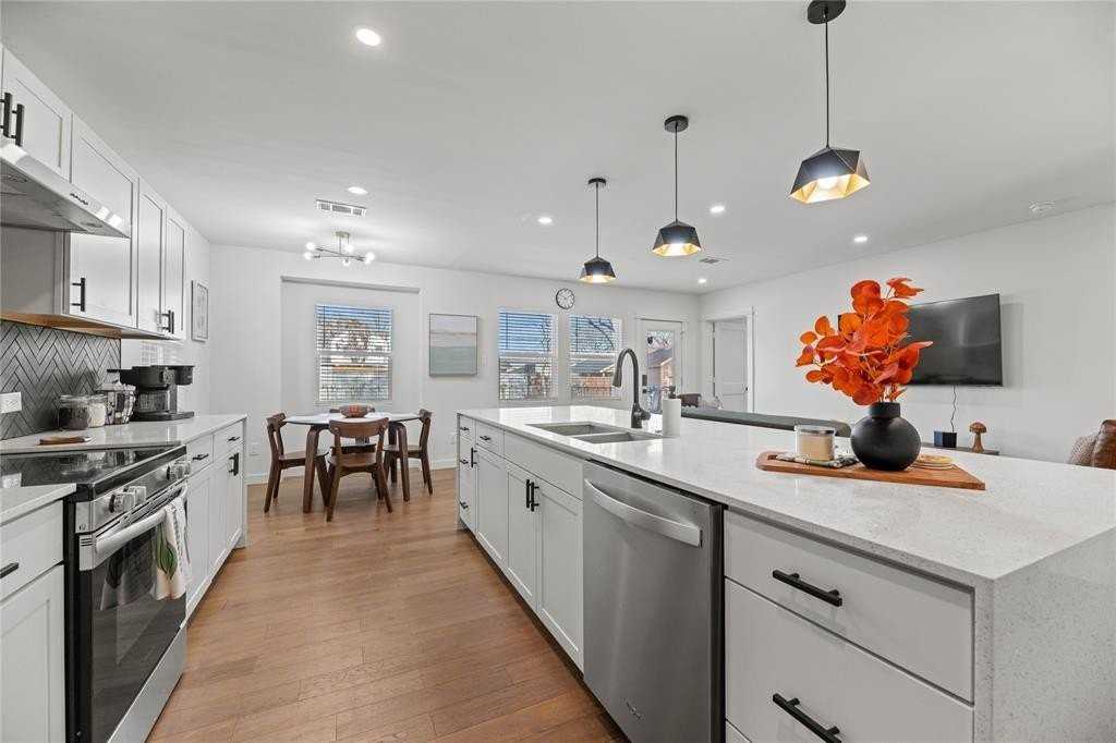 1415 Mountain Lake Rd - Photo 4 of 34