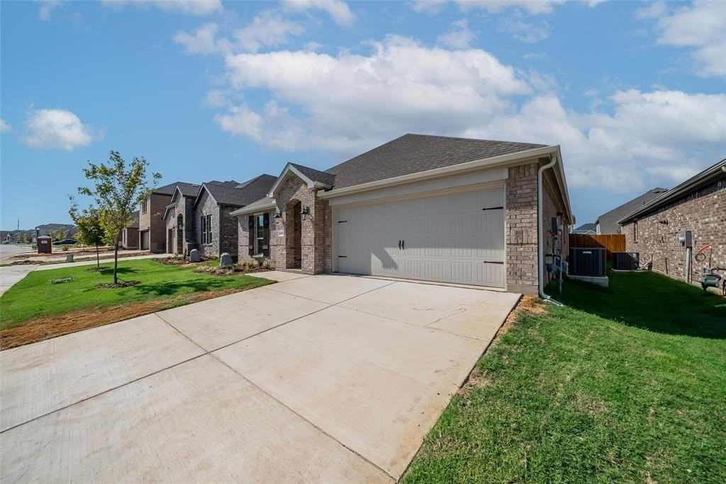 10505 Breezeway Drive - Photo 4 of 34