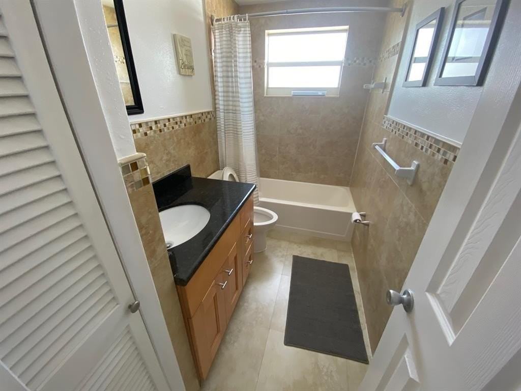 335 Collins Ave #403 - Photo 5 of 11