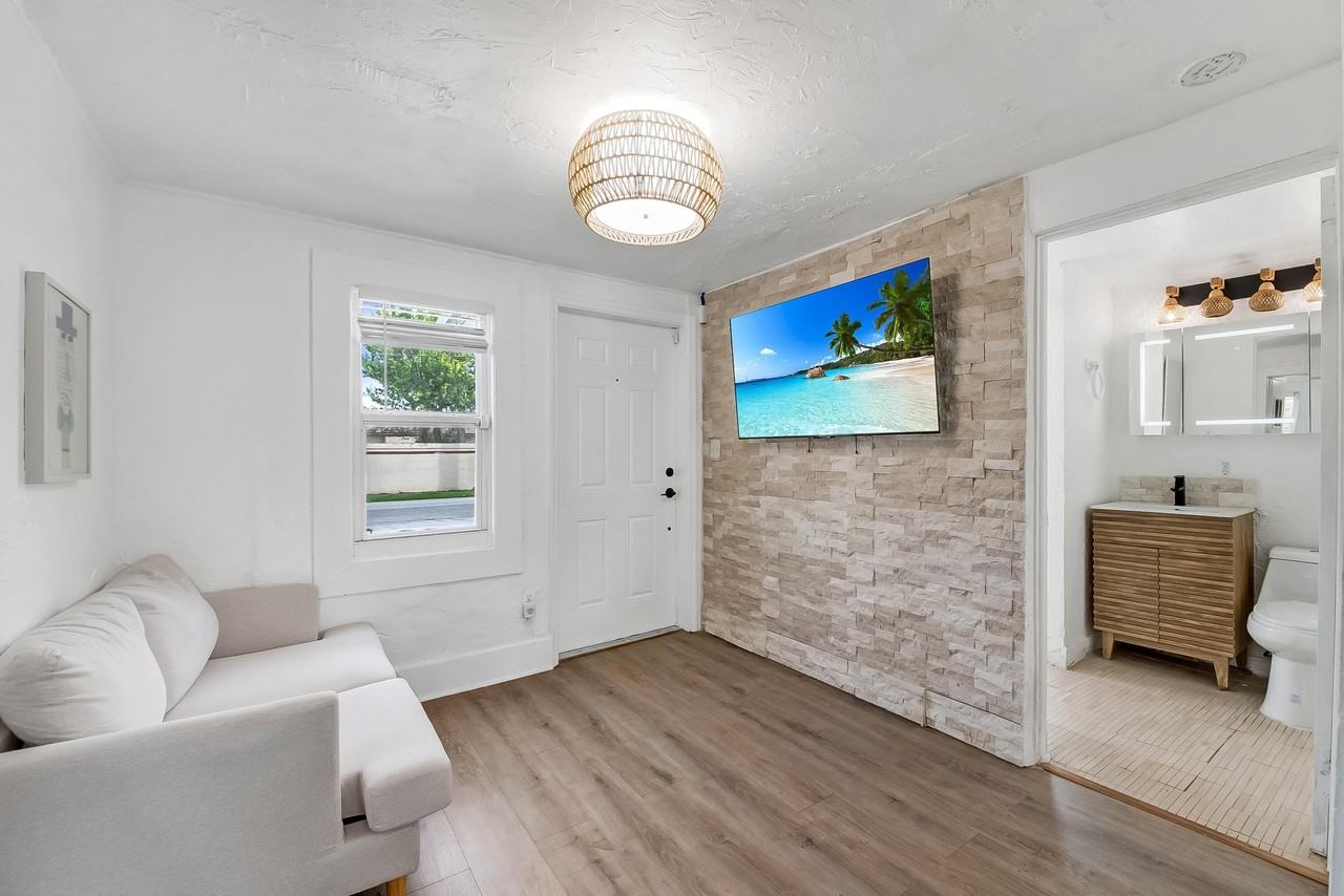 308 Sw 1st St - Photo 2 of 26