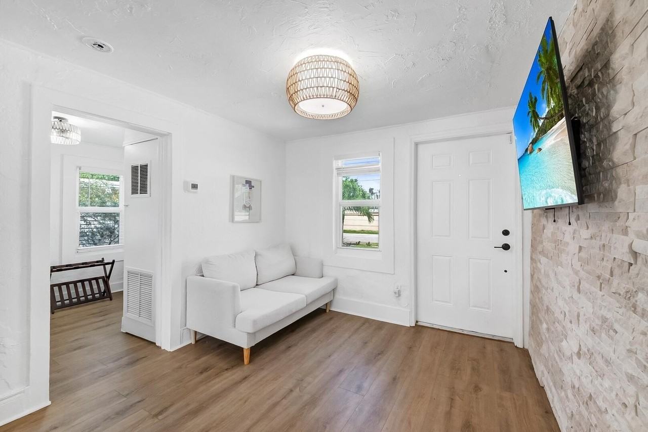 308 Sw 1st St - Photo 5 of 26