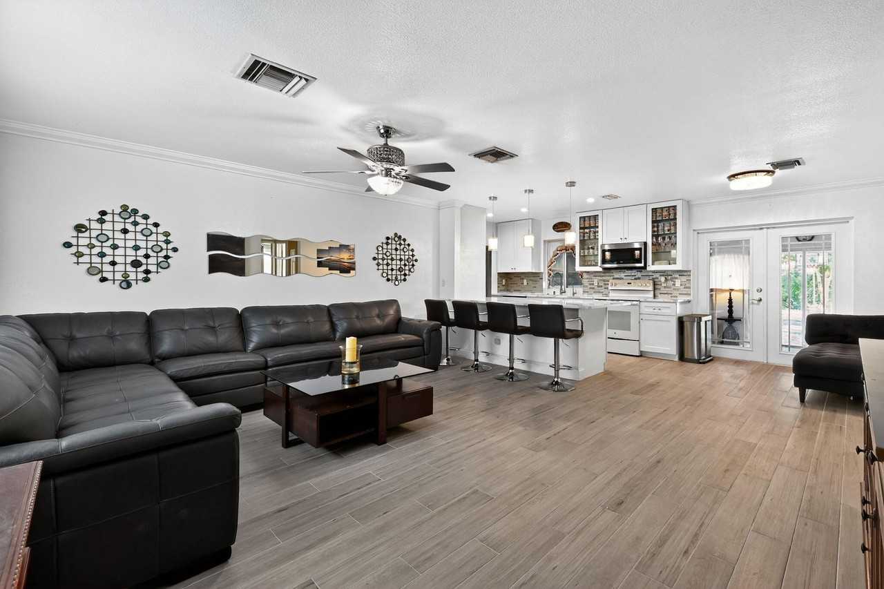 407 Highwood Cir - Photo 4 of 30