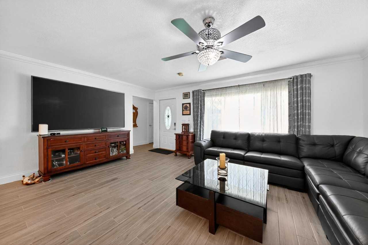 407 Highwood Cir - Photo 5 of 30