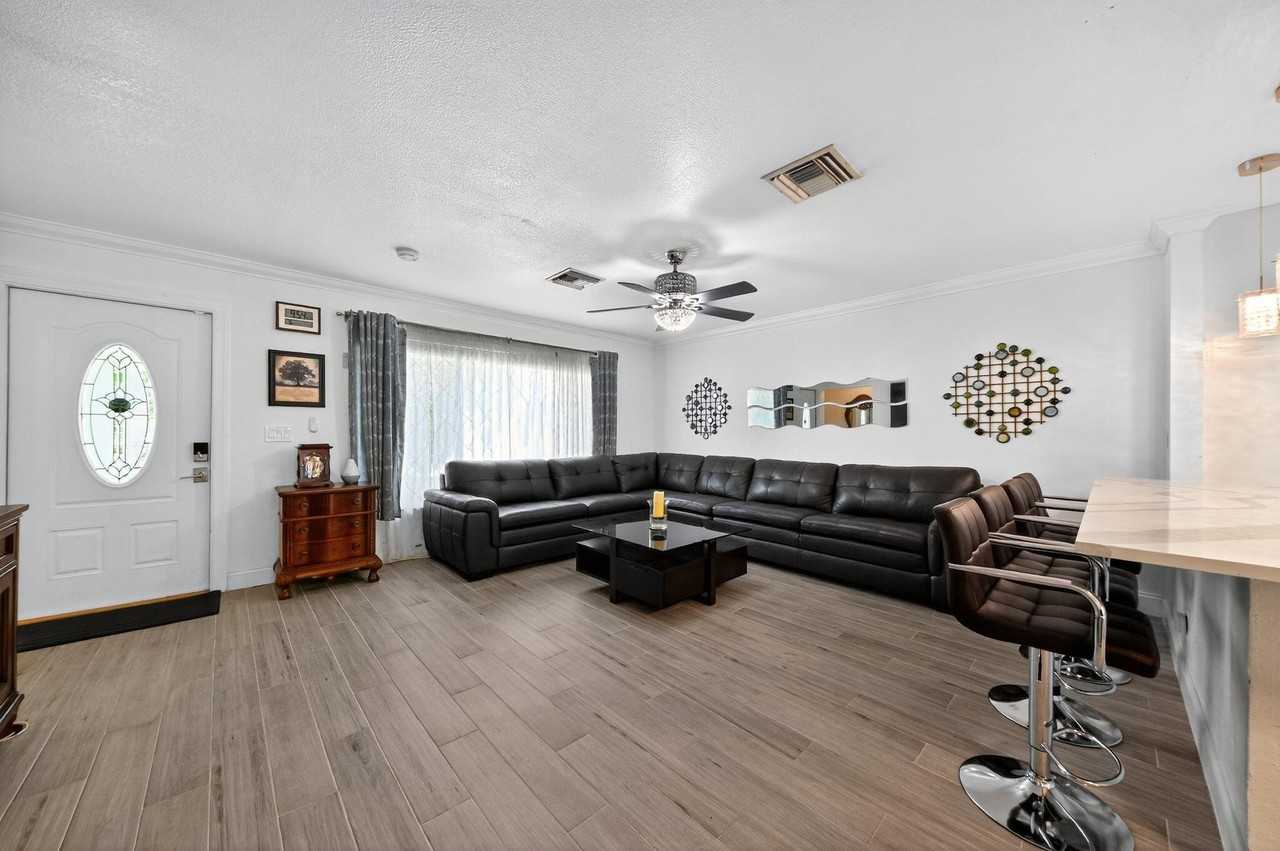 407 Highwood Cir - Photo 6 of 30