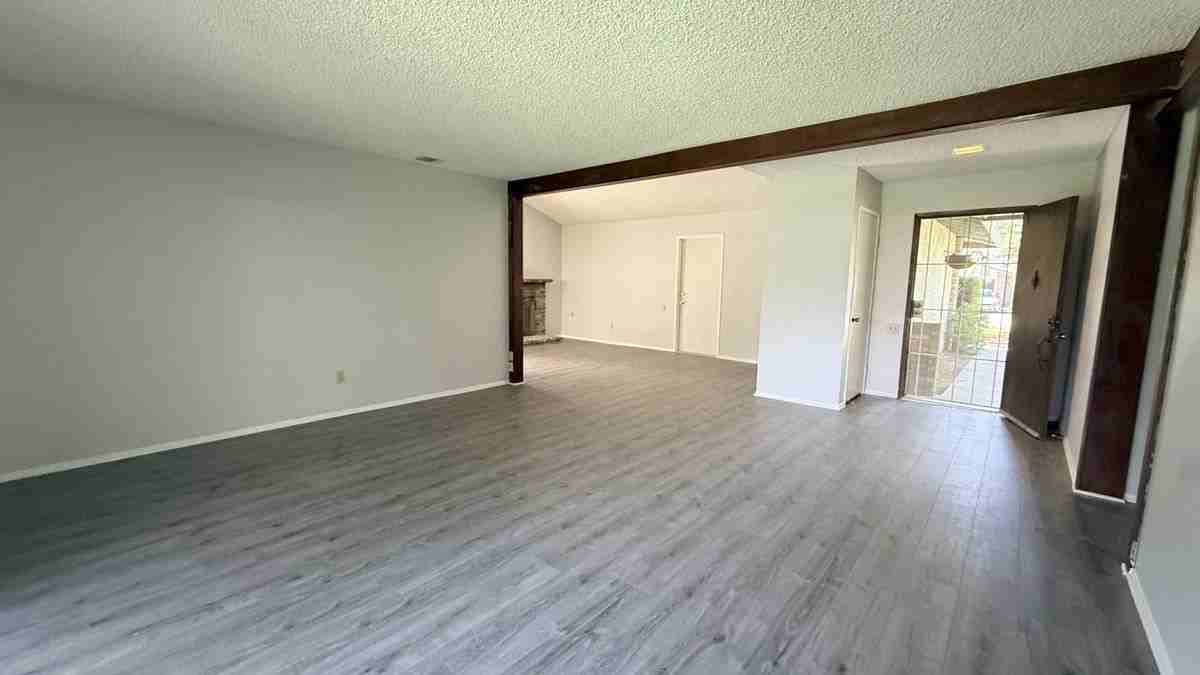 1705 Catalpa Ave - Photo 3 of 14