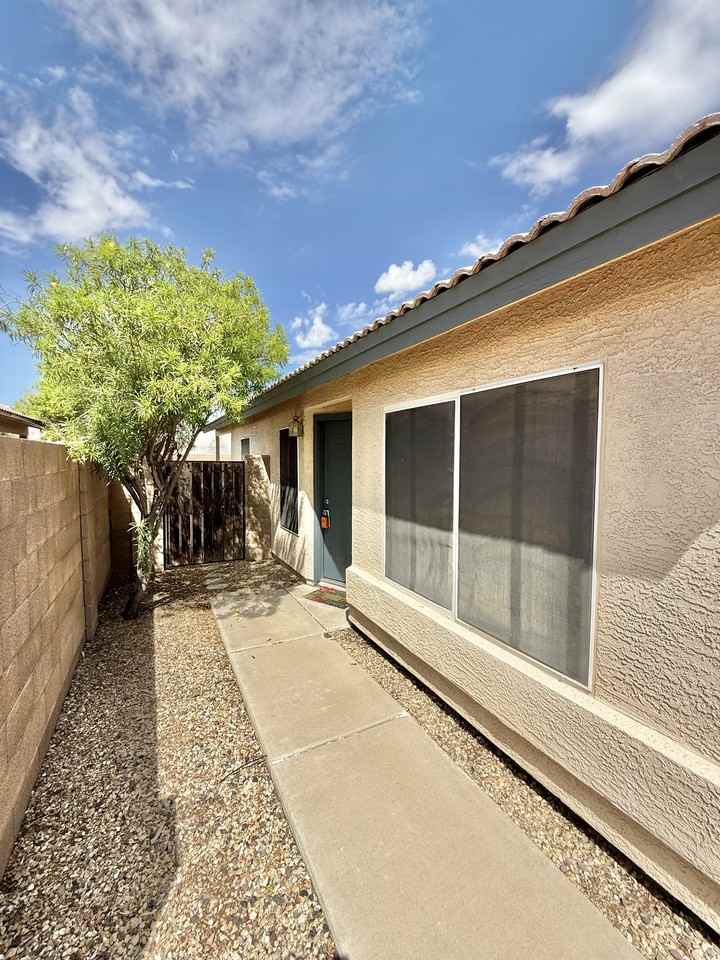 2316 East Kelton Lane - Photo 2 of 18