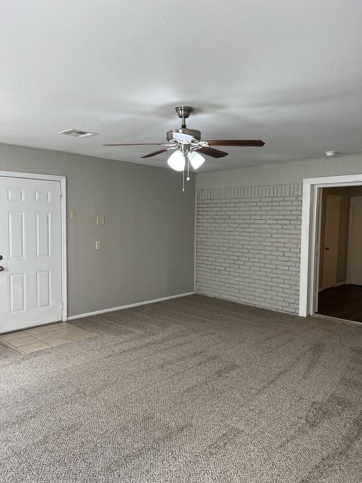 1424 Nw 88th St - Photo 3 of 20