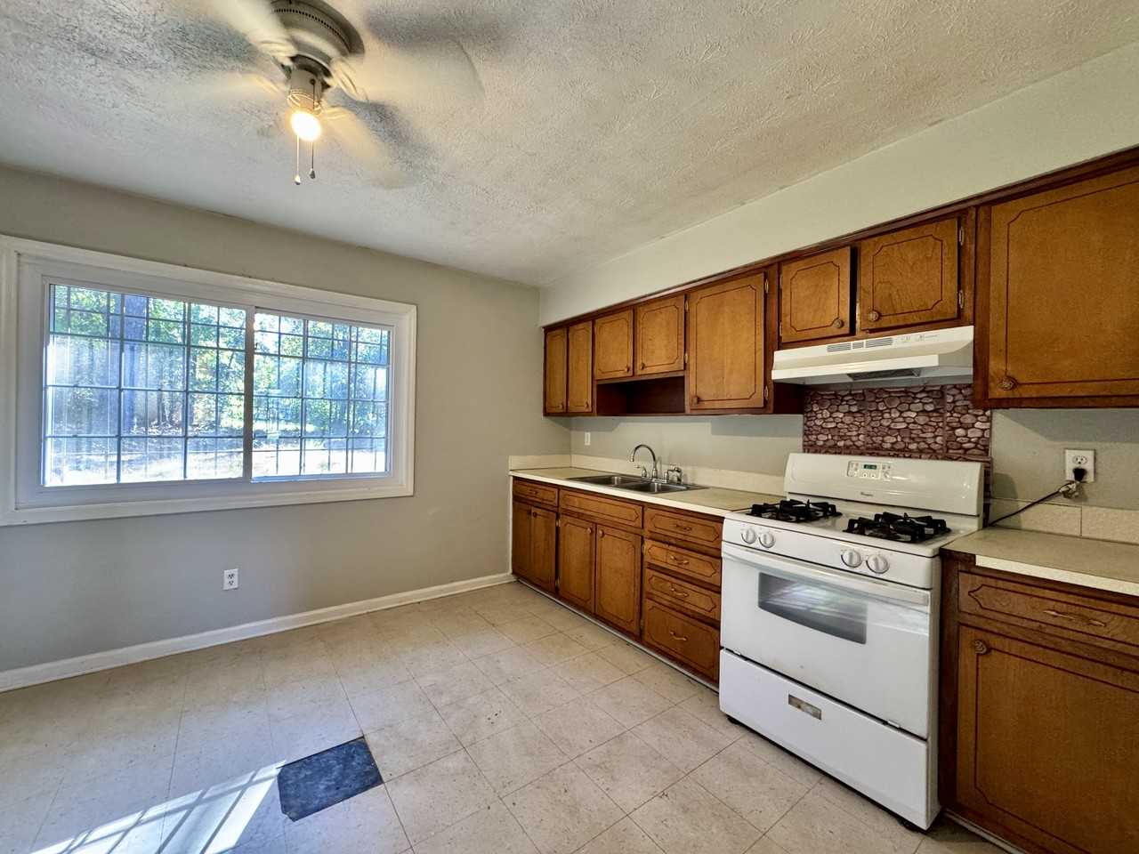 374 Mount Pleasant Dr - Photo 4 of 11