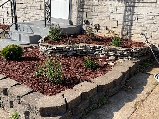 1537 Akron Dr - Photo 2 of 4