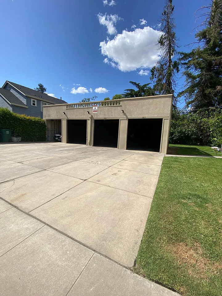 1561 N Wishon Ave - Photo 2 of 7