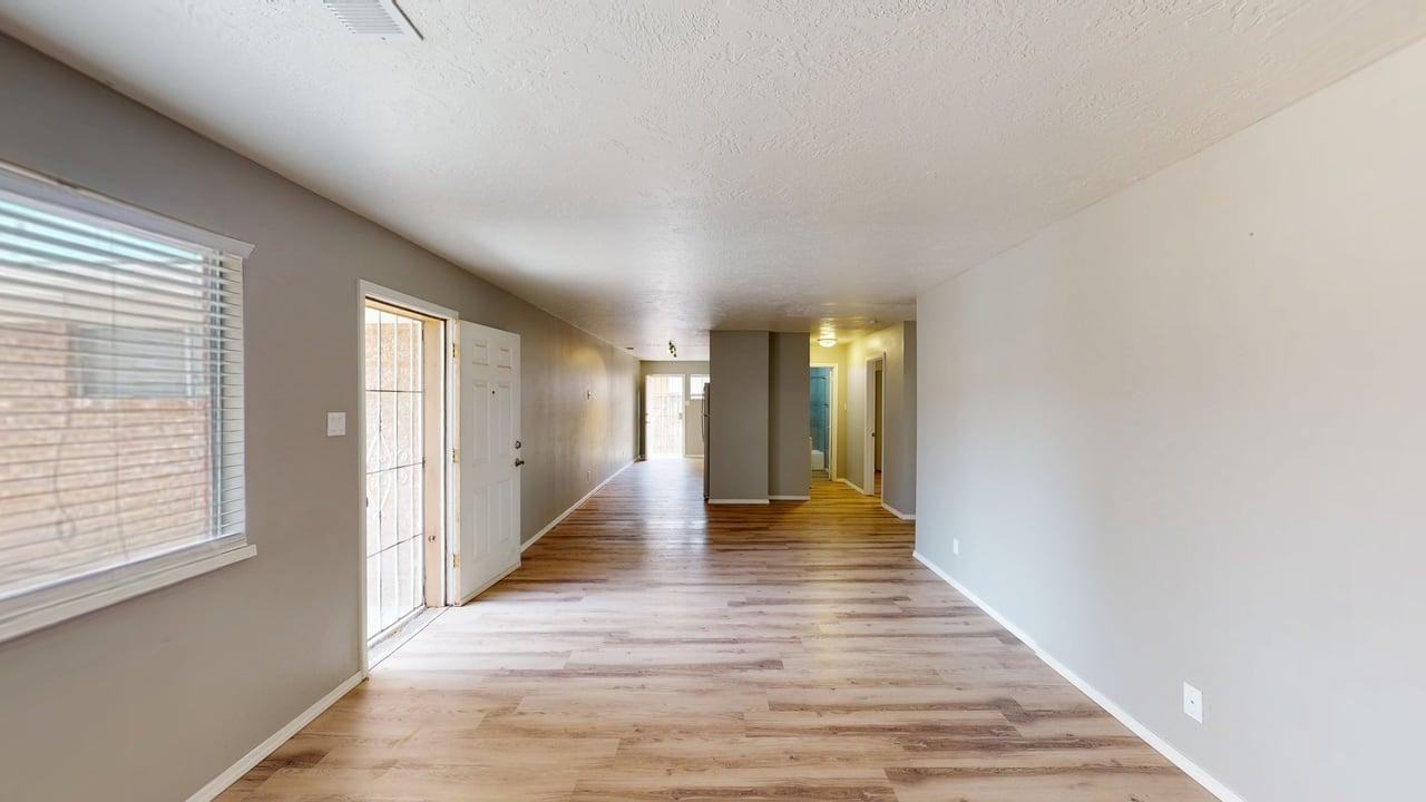 9416 Lexington Ave Ne - Photo 4 of 38