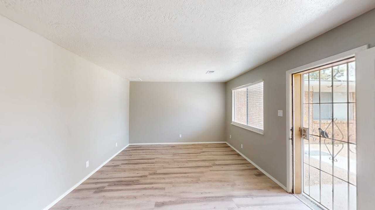 9416 Lexington Ave Ne - Photo 5 of 38