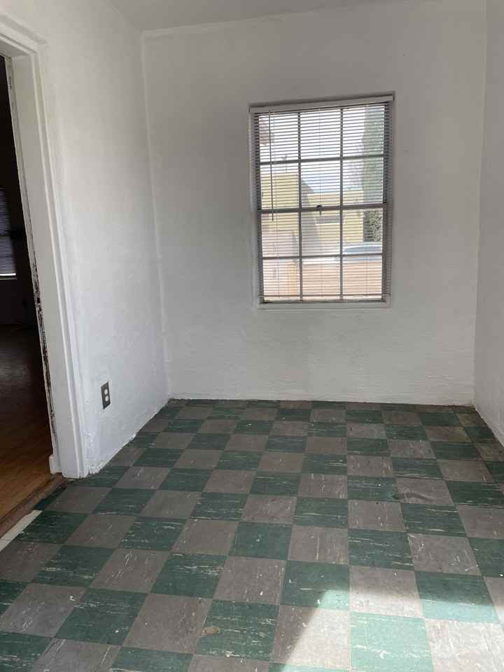 1920 Lead Ave Se - Photo 4 of 10