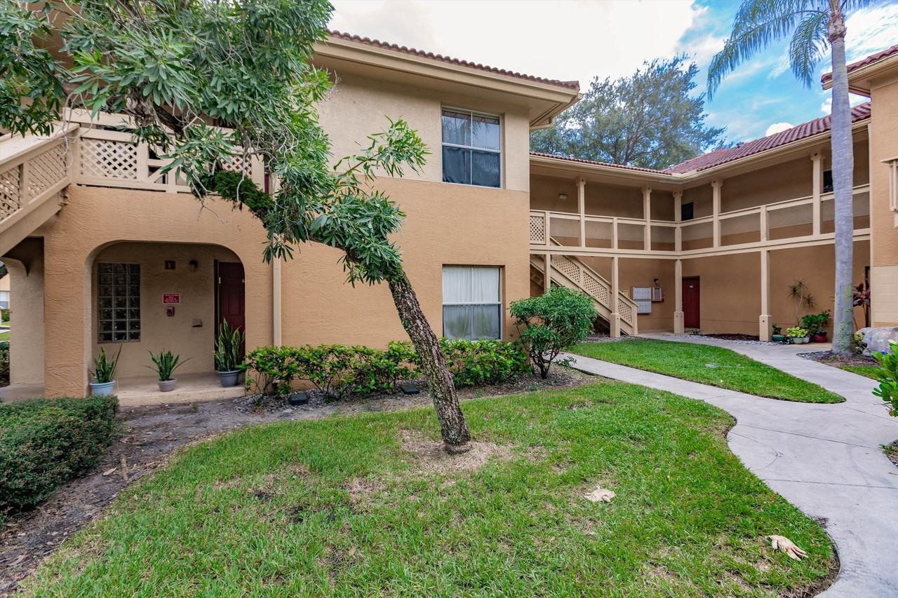 4759 Via Palm Lks #302 - Photo 2 of 24