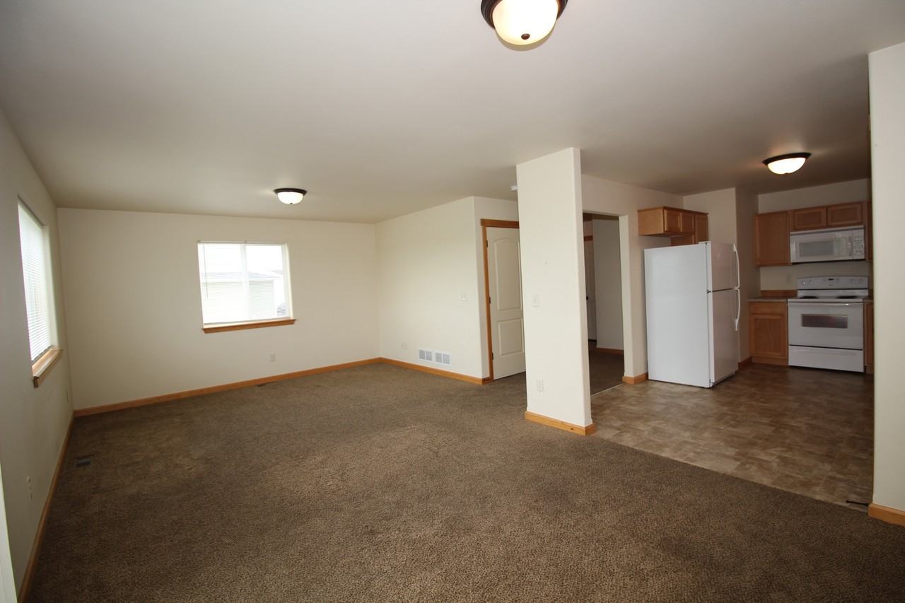 385 Adeline Dr - Photo 3 of 19