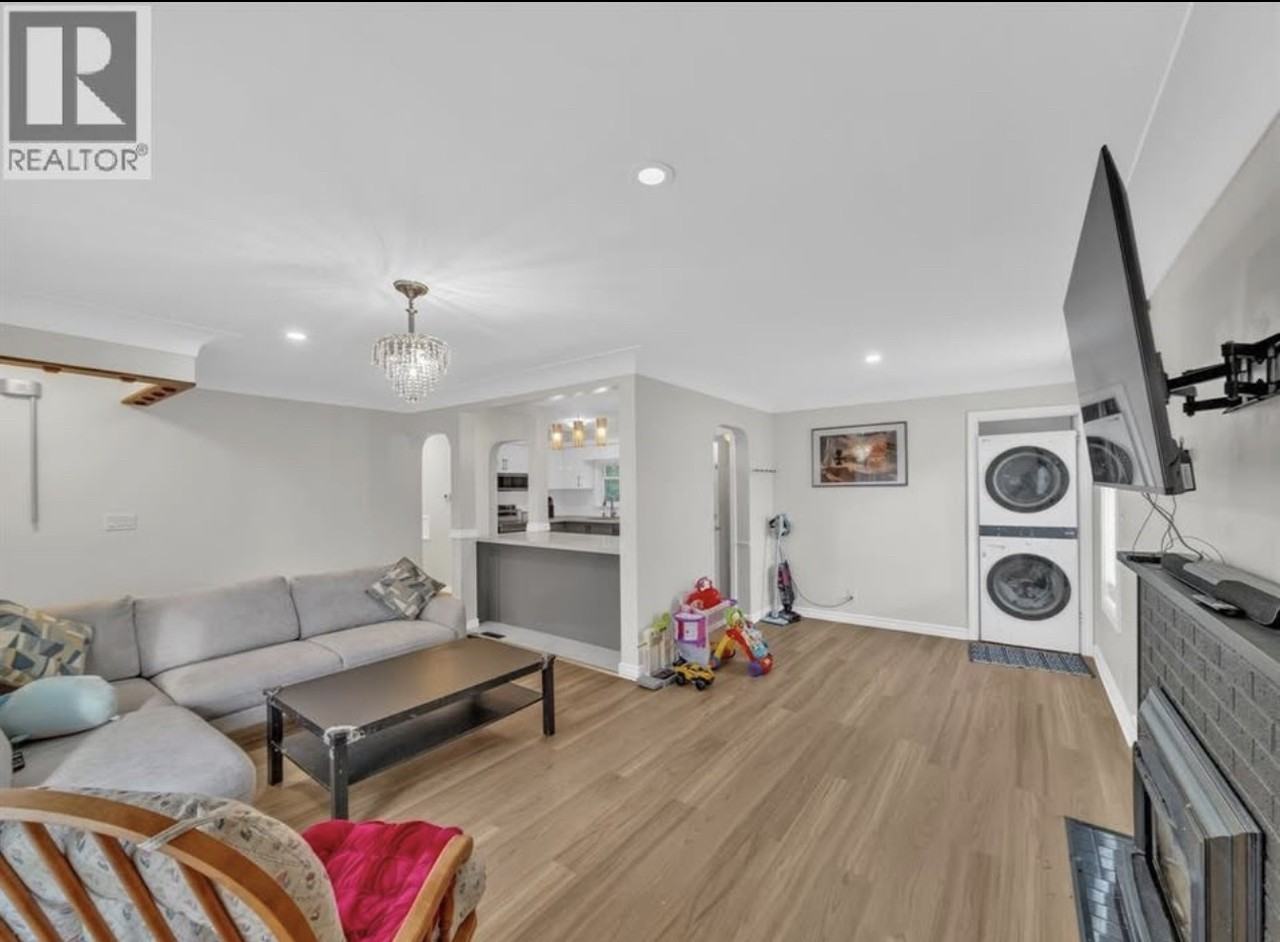 1045 Cabana Rd W - Photo 4 of 10