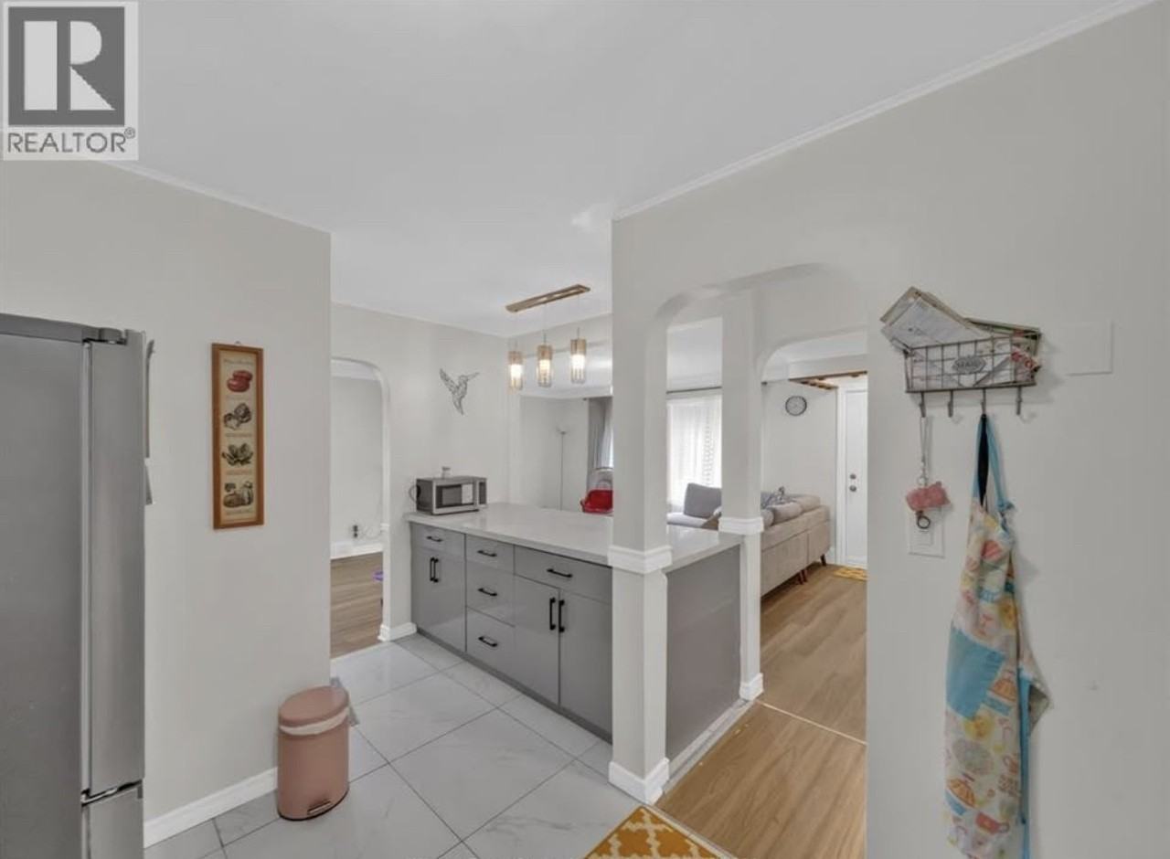 1045 Cabana Rd W - Photo 6 of 10