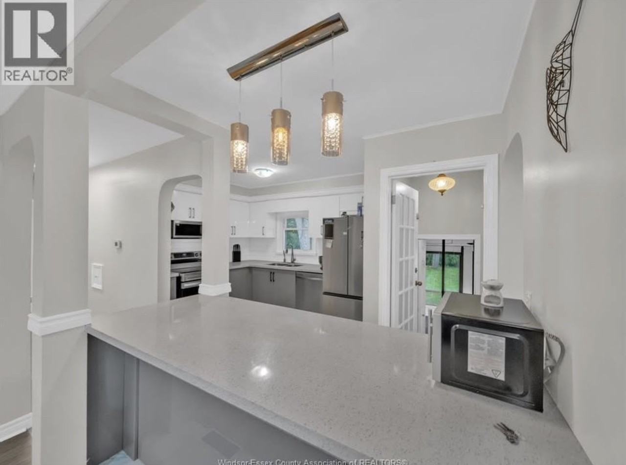 1045 Cabana Rd W - Photo 7 of 10