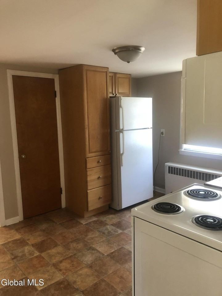 718 Western Ave Unit B #B - Photo 3 of 9