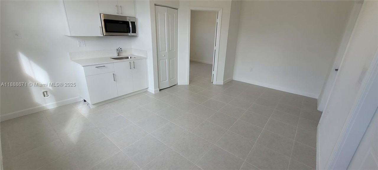 2355 Se 24th Ct #A - Photo 5 of 8