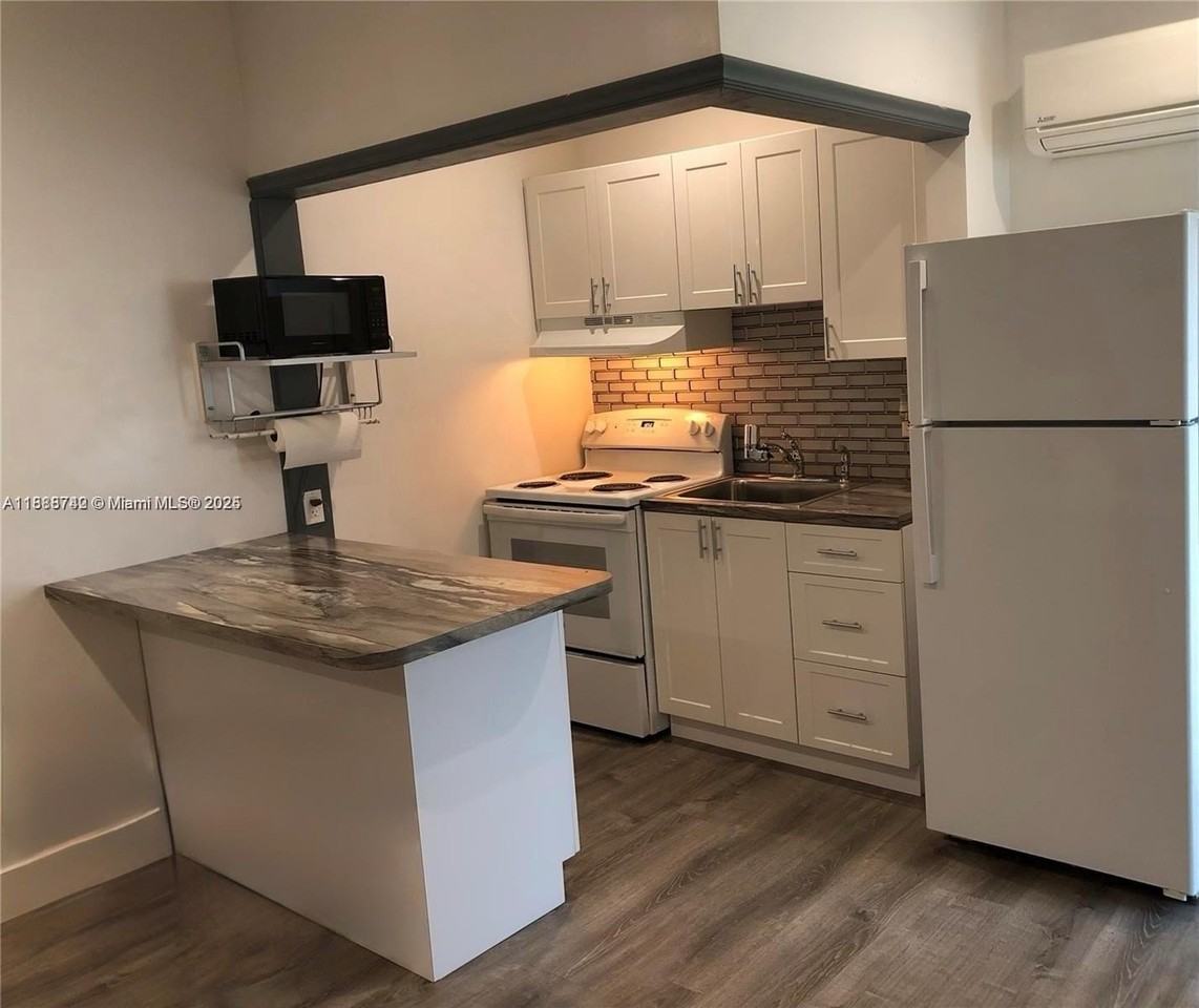 6819 Sw 15th St #REAR - Photo 7 of 14