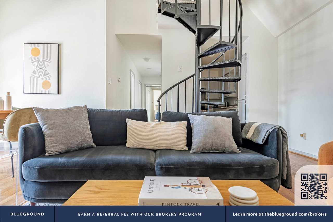 301 East 4th Street - Photo 5 of 52