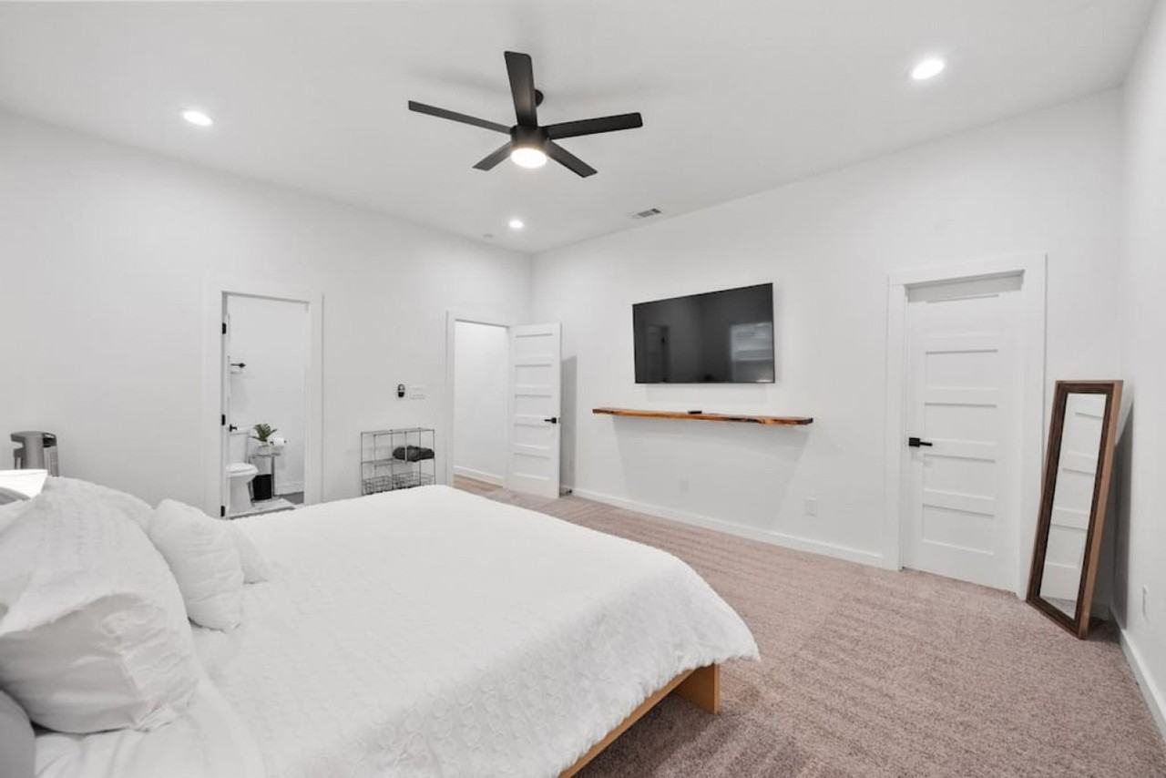 921 E Hattie St #1301587P - Photo 3 of 43