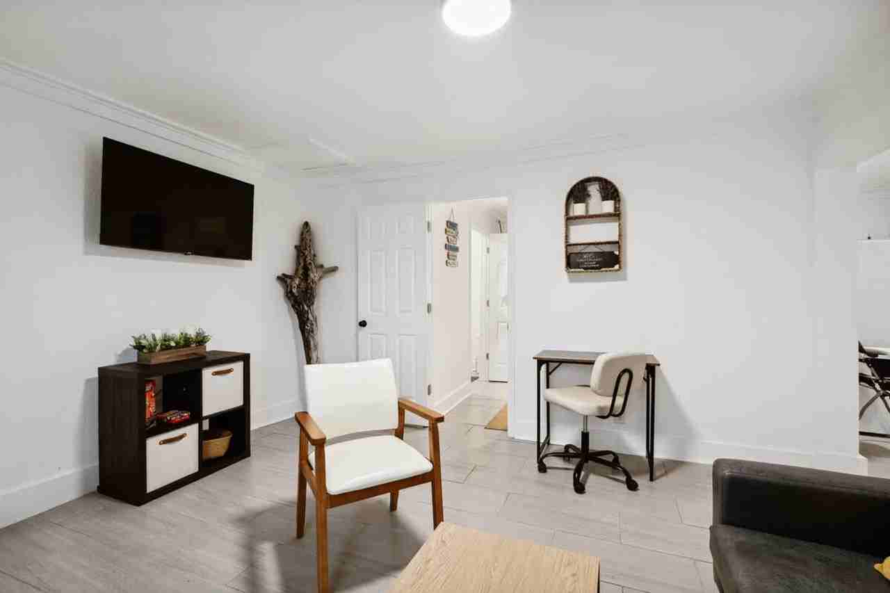 2904 Berwick Street - Photo 5 of 27