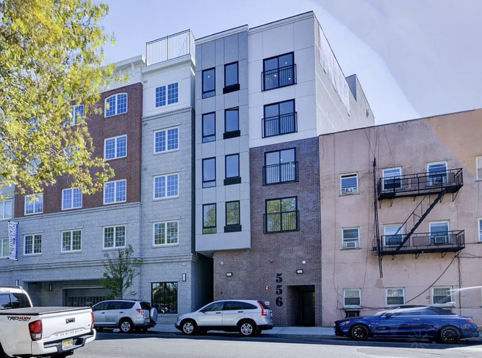 556 Market St #1B - Photo 4 of 13