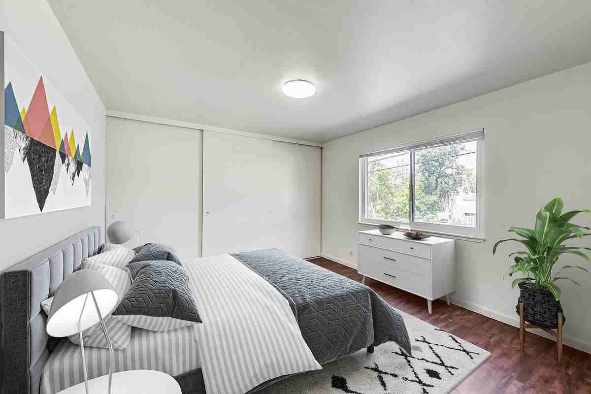 1008 E 23rd St - Photo 5 of 18