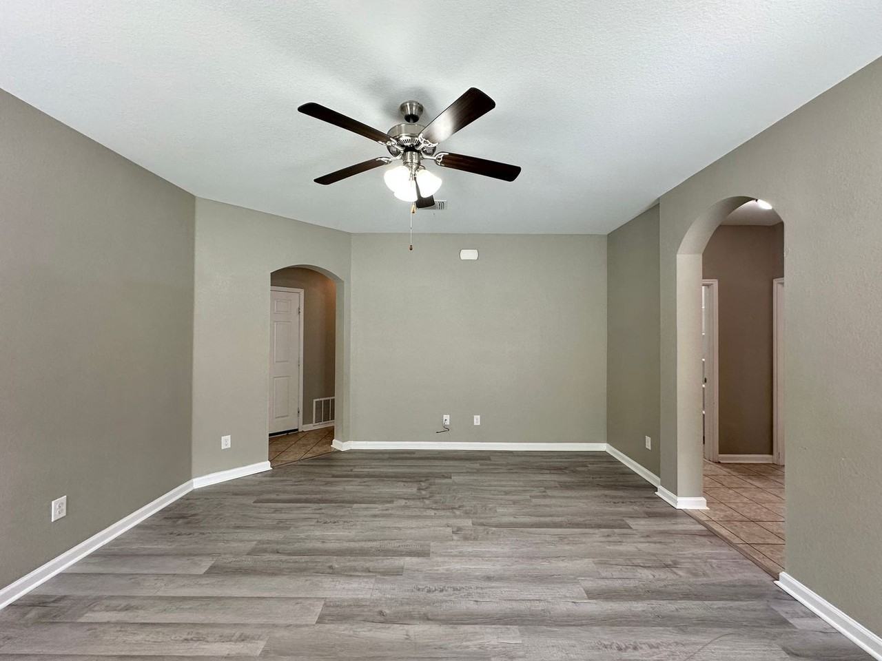 9600 Raeburn Ct - Photo 4 of 34