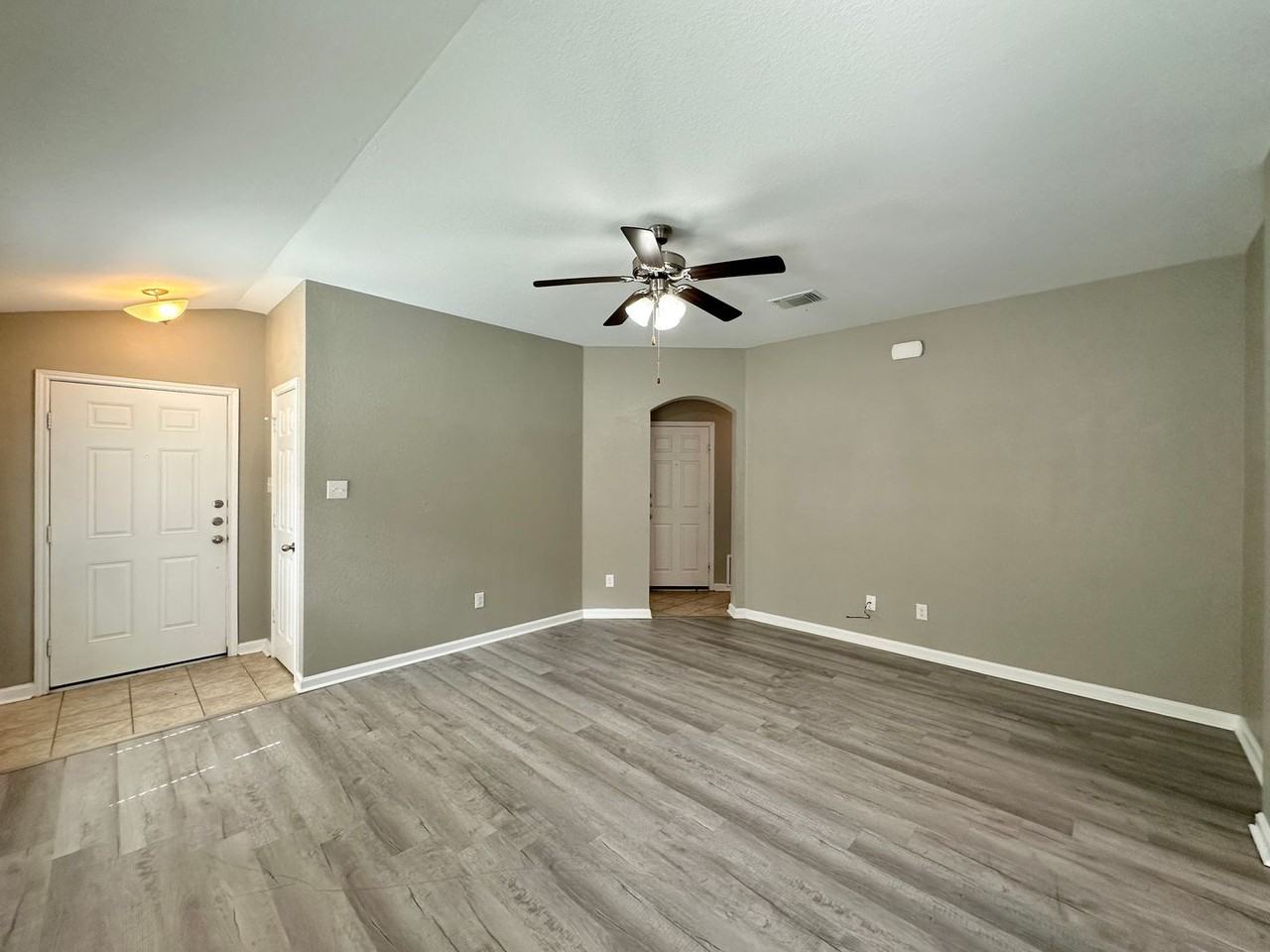 9600 Raeburn Ct - Photo 5 of 34