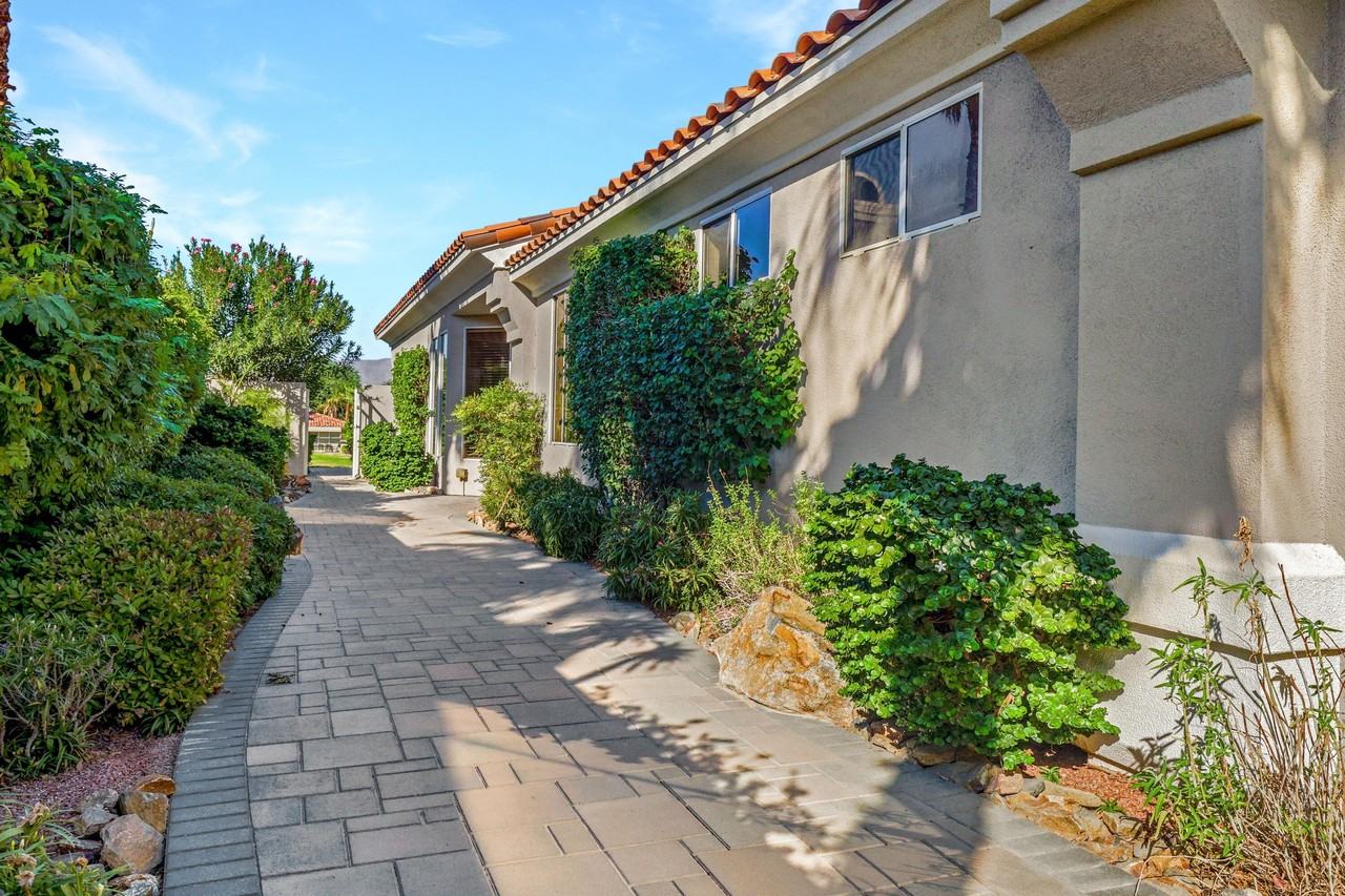 496 Desert Holly Dr - Photo 4 of 26